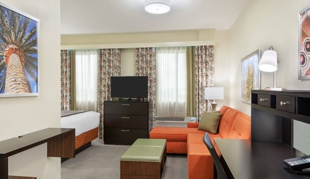 Business Travel Bliss: 5 Minutes to Airport, Complimentary Breakfast! Pool!