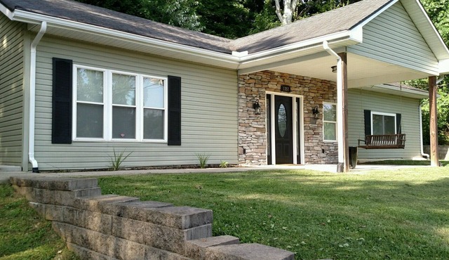 Business Travelers- Perfect home away from home! 3 Bed, 2 full bath home.