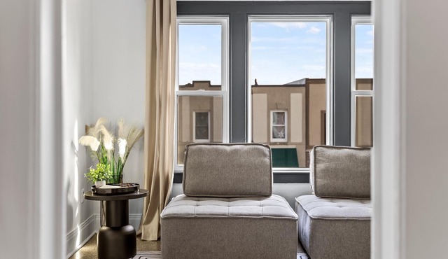 Business Travellers, Couples STAY DOWNTOWN KINGSVILLE Cozy Private SUITE - 1 bed