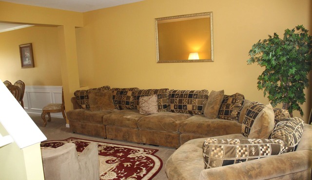 BUSINESSES.DEALS FOR XTENDED STAYS. WELCOME.LARGE HOME Min FROM AIRPORT