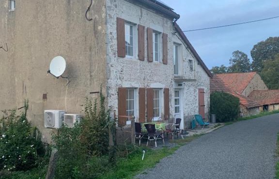 Busset Liages situé dans le Bourbonnais 1 chambres lit double et un clic clac