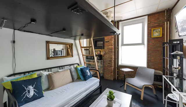 BUSSIN efficiency apartment in fab Fishtown Dog-Friendly, fast WiFi, AC, W/D