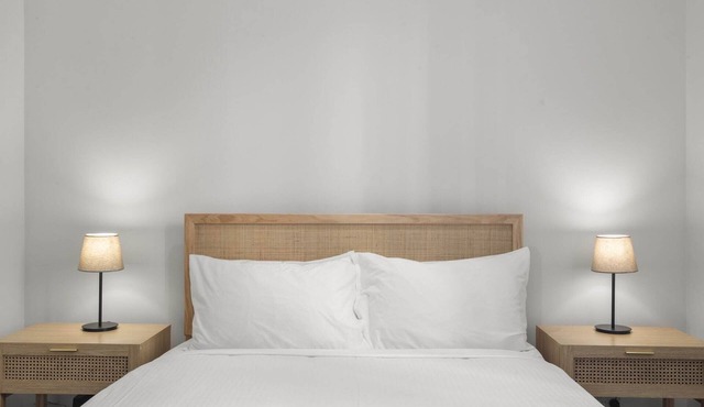 Bustling Fitzroy Eateries and Bars Nearby