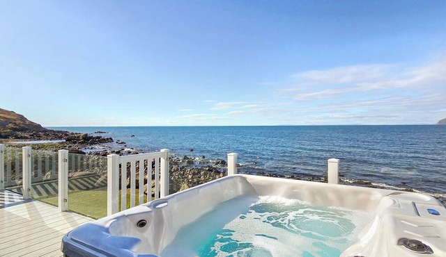 Bute Lodge with Hot Tub