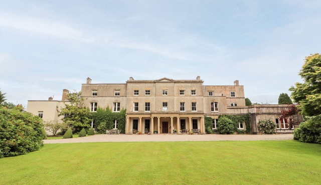 BUTLER'S FLAT, character holiday cottage in Cefn Park Estate