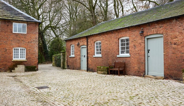 BUTLER'S QUARTERS, family friendly, with open fire in Hopton