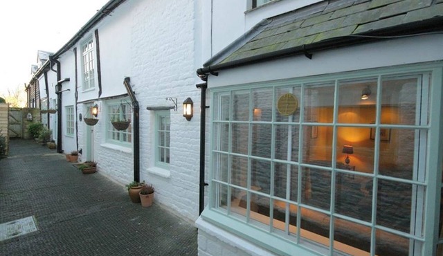BUTLERS COTTAGE, pet friendly, character holiday cottage in Burford