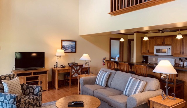 Butlers Ridge Cottage- Lakefront Property on Sparrow Lake