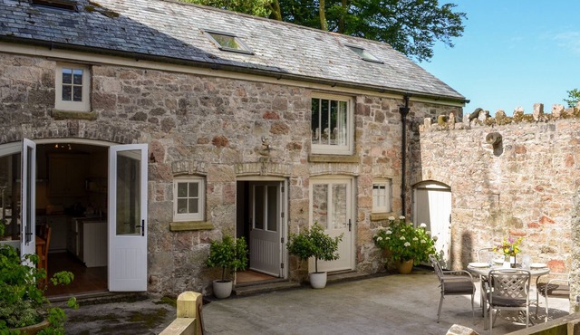 BUTTERBROOK COACH HOUSE, pet friendly, with open fire in Ivybridge