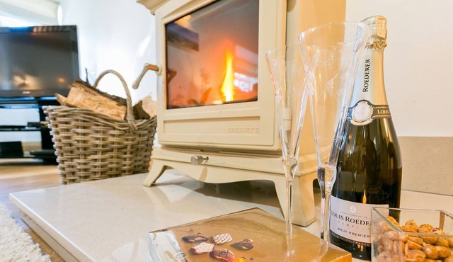 Buttercup - a coastal that sleeps 4 guests in 2 bedrooms