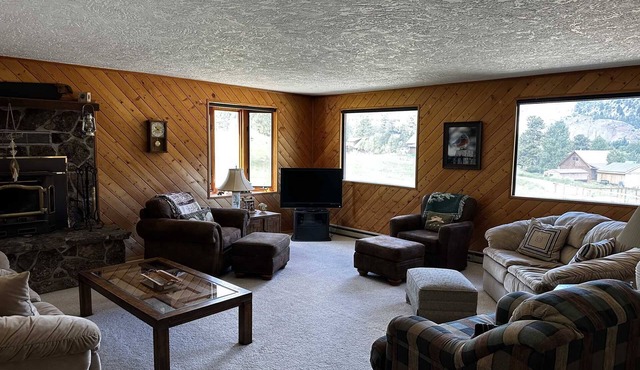 Buttercup Cabin - Quiet Neighborhood with Plenty of Room for All - 4 Bedroom/2.5 Bathroom