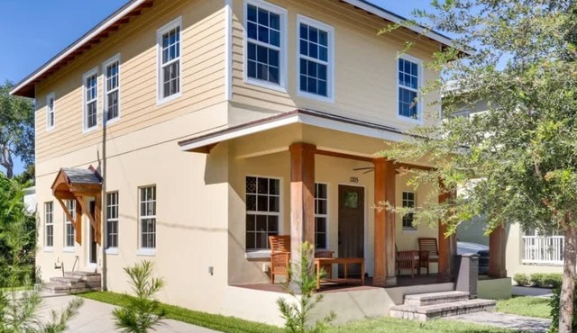 Buttercup - Charming Home on Quiet Street Near the Convention Center