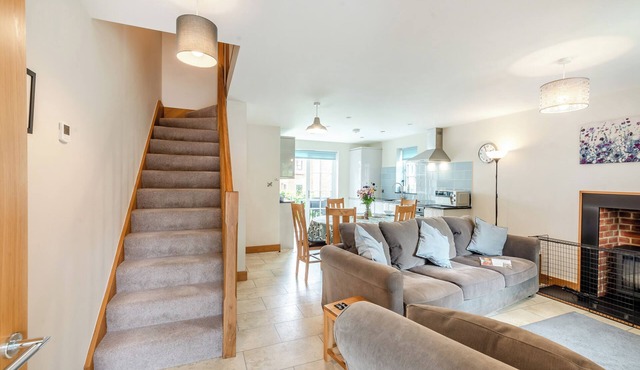 BUTTERCUP COTTAGE, family friendly, with open fire in Redlynch