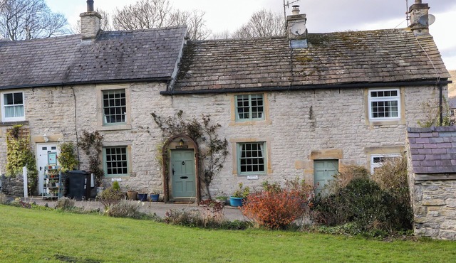 BUTTERCUP COTTAGE, pet friendly in Castleton, Peak District