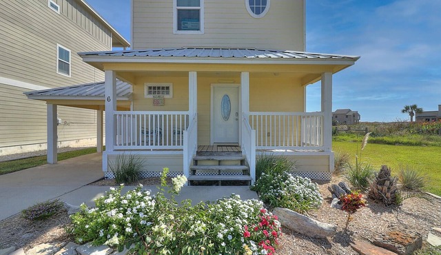 Buttercup Cottage is so cute and cozy. Close to the beach, and community pool. J