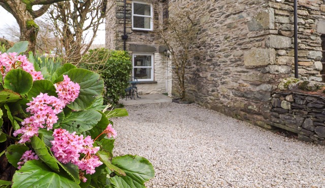BUTTERCUP COTTAGE, pet friendly, with open fire in Troutbeck