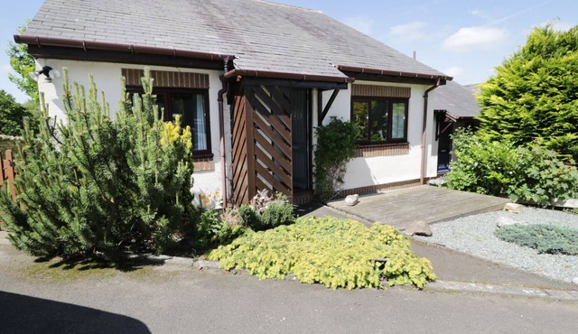 BUTTERCUP COTTAGE, pet friendly, with a garden in Allendale