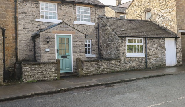 BUTTERCUP COTTAGE, pet friendly, with open fire in Great Longstone