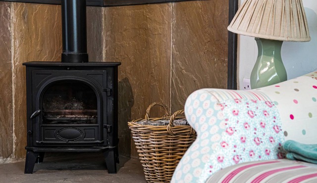 BUTTERCUP DOWN, pet friendly, character holiday cottage in Bakewell