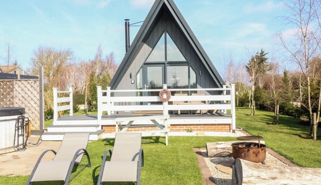 BUTTERCUP LODGE, romantic, character holiday cottage in Misterton