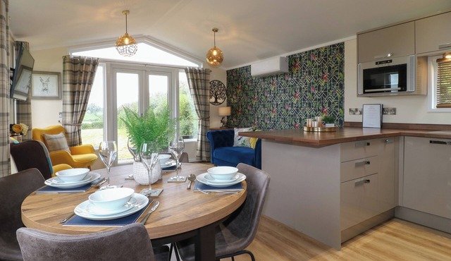 BUTTERCUP, with hot tub in Donisthorpe