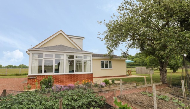 BUTTERCUPS AT MIDWAY, family friendly, with hot tub in Kington