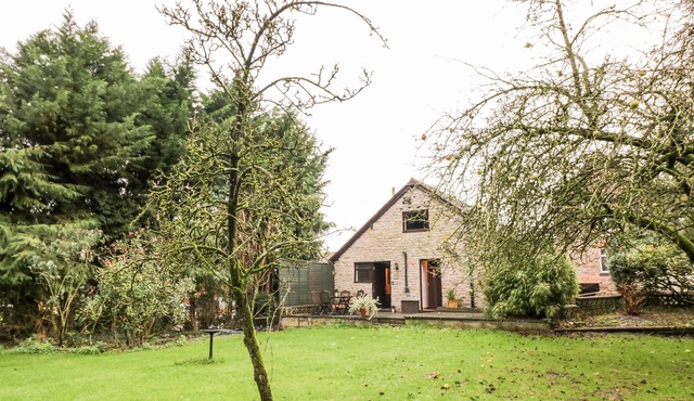 BUTTERFLY COTTAGE, pet friendly, with a garden in Cleobury Mortimer