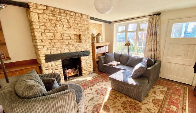 Butterfly Cottage: 200 year old Georgian home with period furniture