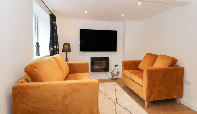 BUTTERFLY COTTAGE, family friendly, with a garden in Rossendale