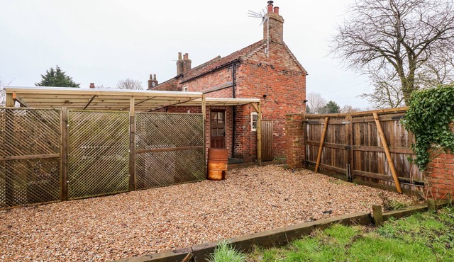 BUTTERFLY COTTAGE, pet friendly, with hot tub in Mablethorpe