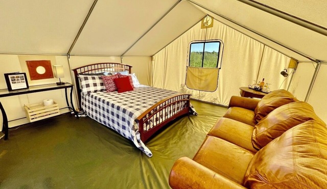 “Butterfly” Cozy Rustic Glamping + Outdoor Tub