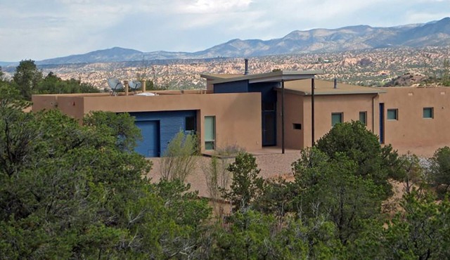 Butterfly House: Modern Home, Direct Mountain Views, 1 Acre, Near Santa Fe Opera
