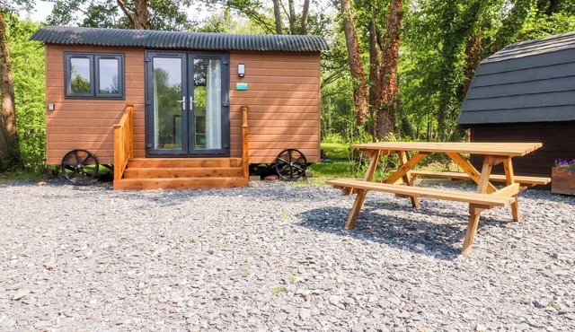 BUTTERFLY HUT 2, romantic, country holiday cottage in Garstang