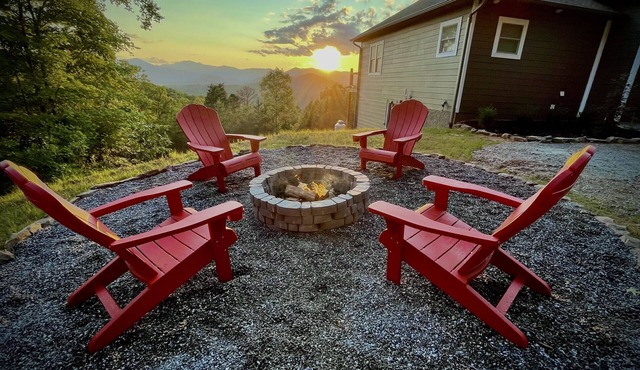 Butterfly Mountain Cabin for 8 w/amazing view+wifi, 3 bdrm, 3.5 bath, & firepit