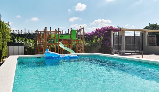 Butterfly Villa - 4 bedrooms with pool & private playground