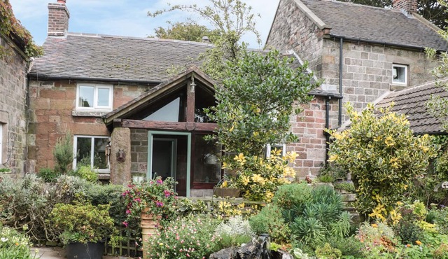 BUTTERLANDS FARMHOUSE, pet friendly, with open fire in Biddulph