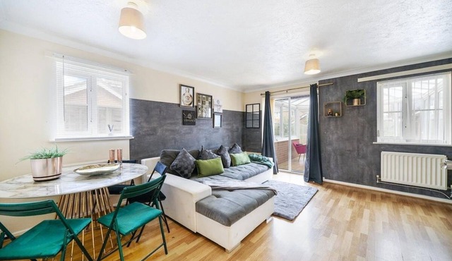 Butterside House - Spacious Retreat with Hot Tub