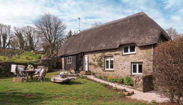 BUTTERWELL COTTAGE AT COLLIHOLE, with open fire in Chagford