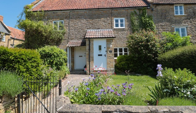 BUTTON COTTAGE, pet friendly, character holiday cottage in Tintinhull