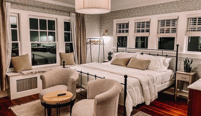 Buttonwood Boutique Hotel Suite #1, Beach & Town