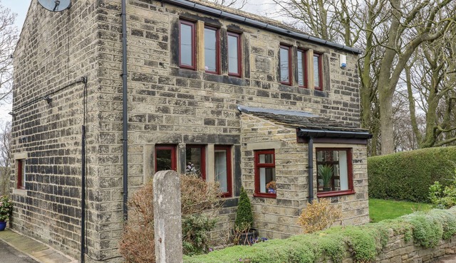 BUTTS COTTAGE, character holiday cottage in Farnley Tyas