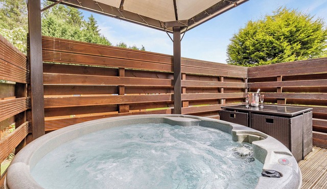 Buxton Lodge with hot tub
