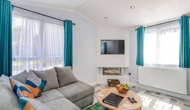 Buxton Pet Friendly Lodge with Hot tub