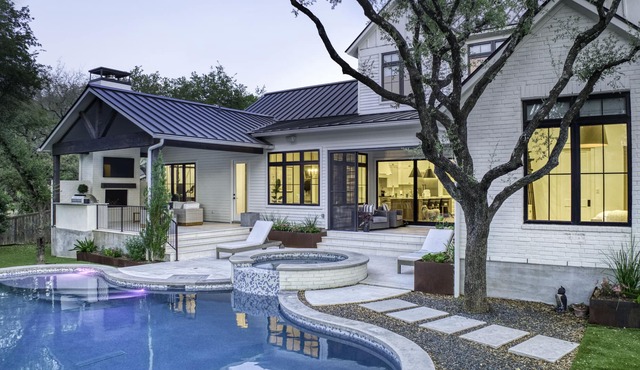 Buy 3 Get 1 Night Free I Above Charm I Pool/Spa I Sport Court I Patios