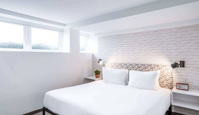 Buzz Queen, Hotel Hive, Ensuite Comfort, Lively Locale