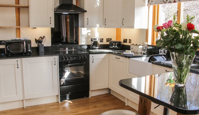 BUZZARD LODGE, character holiday cottage, with hot tub in Kinnerley