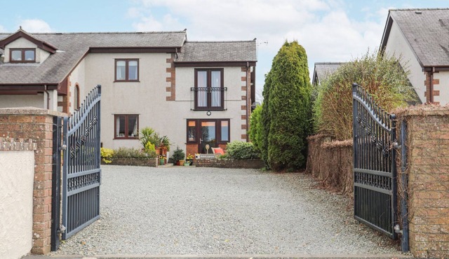 BWLCH Y GWYNT BACH, with a garden in Llangefni