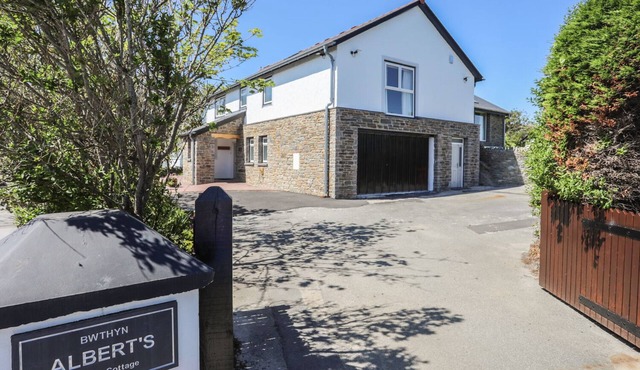 BWTHYN ALBERTS, family friendly, with open fire in Trearddur Bay