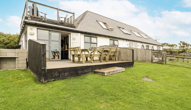 BWTHYN AWEL, pet friendly, luxury holiday cottage in Cemaes Bay