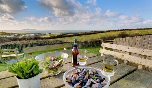 Bwthyn Bach - a sea view that sleeps 4 guests in 2 bedrooms
